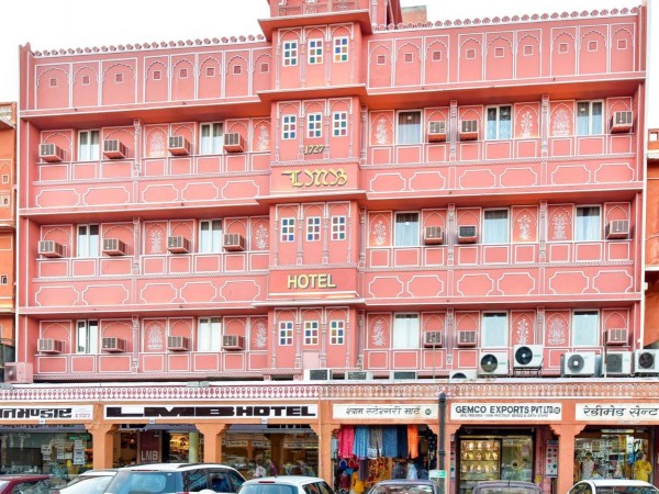 Vaccinated Staff - Capital O 76784 LMB Hotel