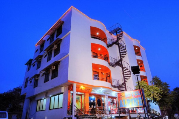 FabHotel Alpine Tajganj