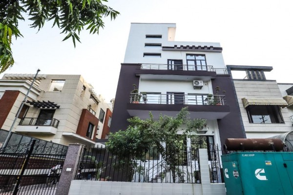 Vaccinated Staff- Capital O Noida Homestay 36